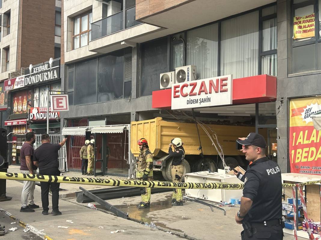 İstanbul'da kamyon eczaneye daldı! Çok sayıda yaralı var 2
